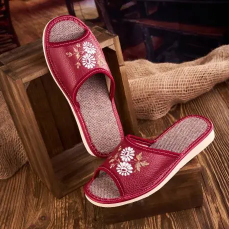 Czerwone skórzane pantofle damskie w kwiaty slippers 107